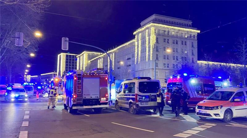 Haseloff geht nach Anschlag von Einzeltäter aus Einsatzkräfte von Rettungsdiensten, Polizei und Feuerwehr sind im Einsatz auf dem Weihnachtsmarkt in Magdeburg.