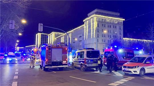 Einsatzkräfte von Rettungsdiensten, Polizei und Feuerwehr sind im Einsatz auf dem Weihnachtsmarkt in Magdeburg. 