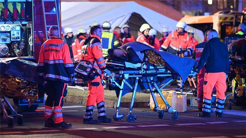 Haseloff: Mindestens zwei Tote auf Weihnachtsmarkt Einsatzkräfte von Rettungsdiensten, Polizei und Feuerwehr sind im Einsatz auf dem Weihnachtsmarkt in Magdeburg.