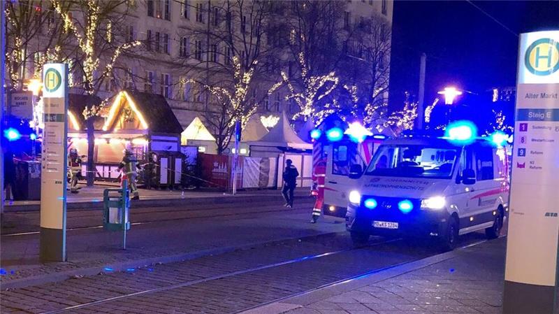 Einsatzkräfte von Rettungsdiensten sind im Einsatz auf dem Weihnachtsmarkt in Magdeburg.