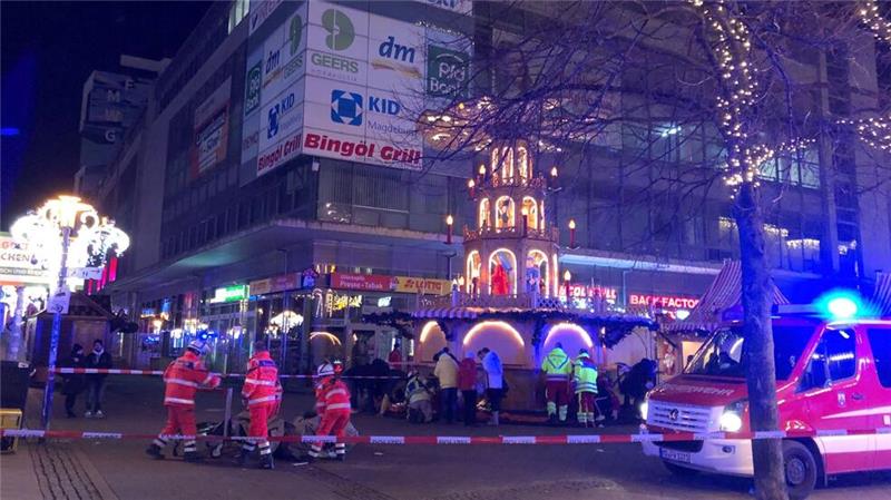 Scholz zu Magdeburg: „Meine Gedanken sind bei den Opfern“ Einsatzkräfte von Rettungsdiensten und Feuerwehr sind im Einsatz auf dem Weihnachtsmarkt in Magdeburg.