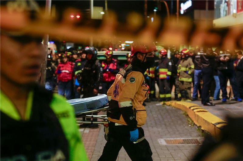Ecuador: Vom friedlichen Natur-Paradies zum Narco-Staat Einsatzkräfte vor dem Krankenhaus, in das nach dem Anschlag mehrere Verletzte eingeliefert wurden.