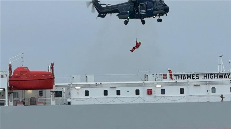 Einsatzkräfte wurden per Helikopter an Land gebracht.