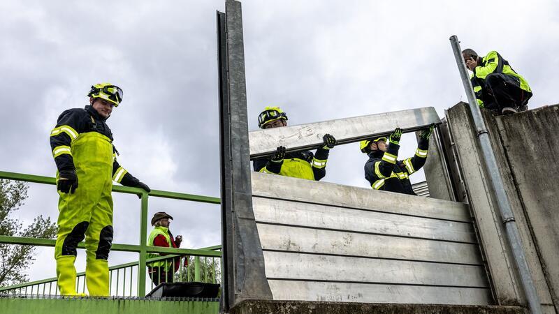 Hochwasser in Tschechien: Tausende werden evakuiert Einsatzkräfte ziehen Hochwasserschutzwände an der Elbe hoch.