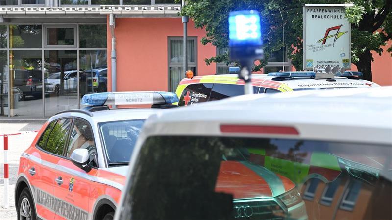 Ministerin: Schüler haben Mädchen wohl das Leben gerettet Einsatzwagen auf dem Schulhof.