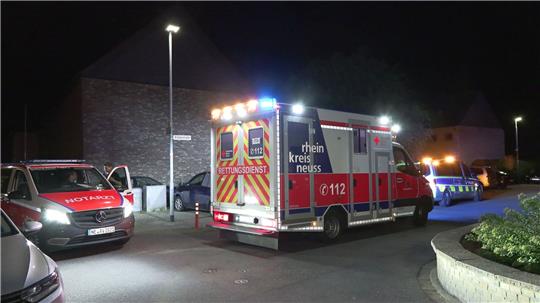 Einsatzwagen stehen am Ort der Schussabgabe in Rommerskirchen. Hier wurde ein 41-Jähriger schwer verletzt.