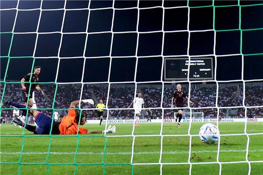Einschlag zum 1:0. Niclas Füllkrug erzielte im Sultan-Qabus-Sportzentrum das einzige Tor in einer schwachen Partie der DFB-Elf. Foto: Christian Charisius, dpa/pa