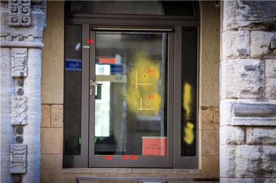Einschusslöcher auf einer verglasten Tür am Rabbinerhaus in Essen.