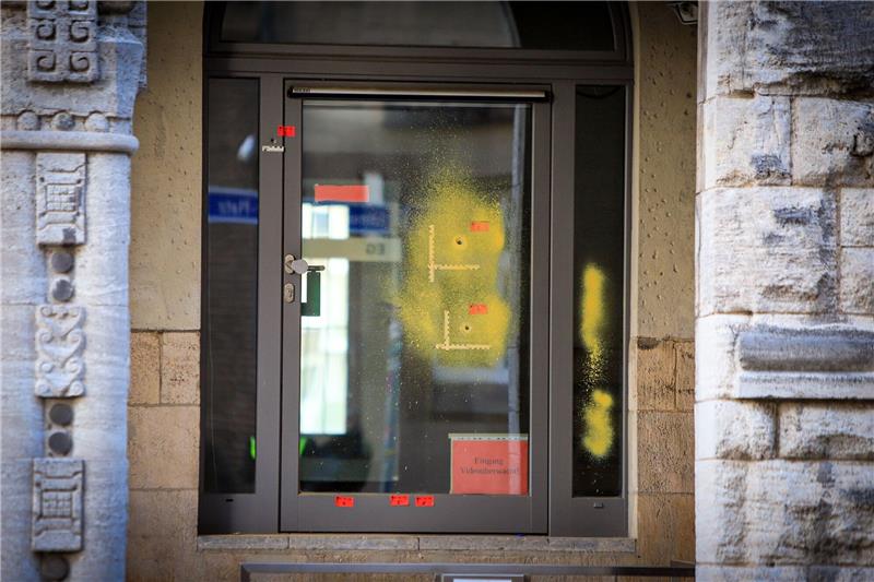 Festnahme nach Angriffen auf jüdische Einrichtungen in NRW Einschusslöcher in der Eingangstür zum Rabbinerhaus bei der Alten Synagoge in Essen.