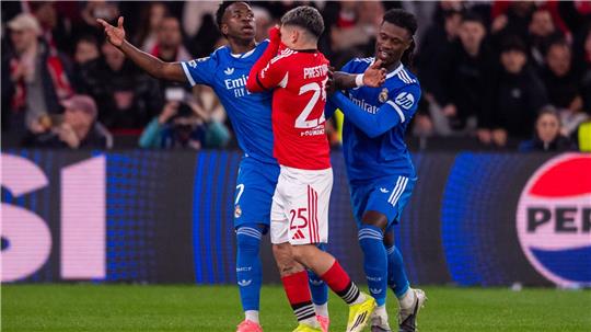 Einspruch abgewiesen: Gianluca Prestianni (M) bleibt von der UEFA vorläufig gesperrt. (Archivbild)