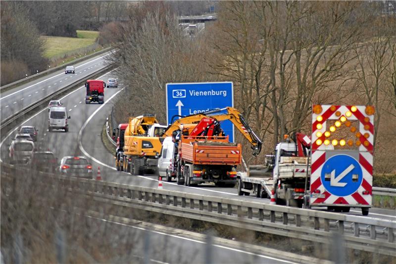1,5 Millionen Euro für neue Schilder an der A36 im Nordharz Einspurig wird der Verkehr an den Tagesbaustellen auf der Autobahn 36 im nördlichen Harzvorland vorbeigeleitet. In den Seitenbereichen werden neue Fundamente errichtet – die neuen Schilder sollen im März montiert werden. Fotos: Gereke