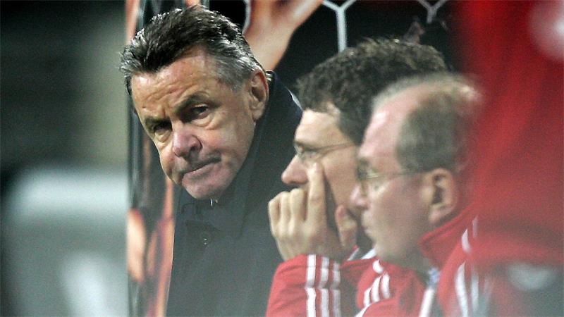 Spitzentrainer im Fußball: Wie viel Belastung ist zu viel? Einst beim FC Bayern Seite an Seite: Coach Ottmar Hitzfeld (l) und Co-Trainer Michael Henke (M). (Archivbild)
