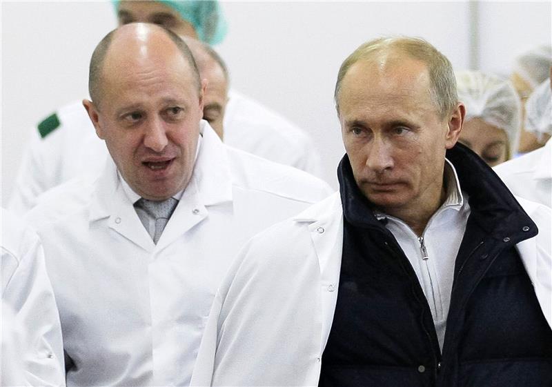 Vom Vertrauten zum „Verräter”: Prigoschin gegen Putin Einst enge Vertraute: Jewgeni Prigoschin (l), russicher Unternehmer, führt Wladimir Putin, Präsident von Russland, durch seine Fabrik, die Schulspeisungen herstellt.