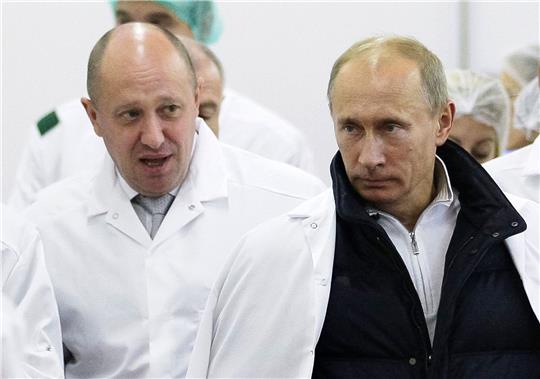 Einst enge Vertraute: Jewgeni Prigoschin (l), russicher Unternehmer, führt Wladimir Putin, Präsident von Russland, durch seine Fabrik, die Schulspeisungen herstellt.