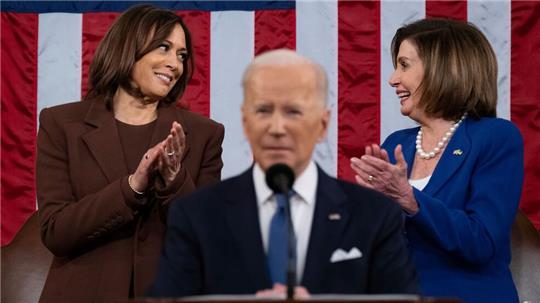 Einst vereint in trauter Dreisamkeit: Vizepräsidentin Harris, Präsident Biden und Parlaments-Frontfrau Pelosi. (Archivbild)