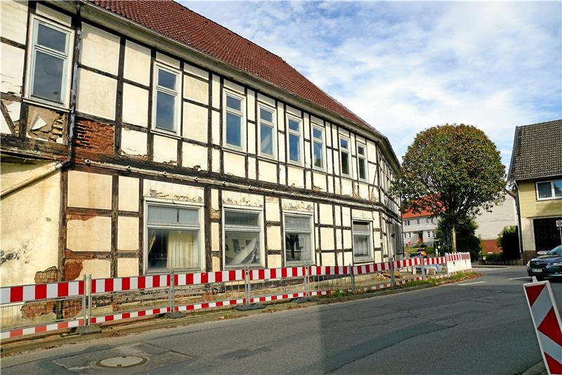 Einst war das sogenannte „Von-der-Ehe-Haus“ eine gut gehende Gaststätte, jetzt verfällt es schon seit etlichen Jahren zunehmend.  Foto: Niemann