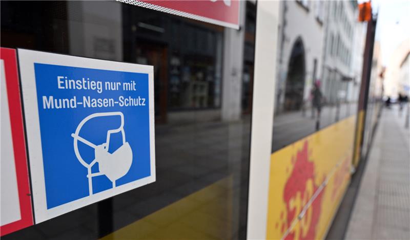 Ausblick auf 2023: Wie wird das vierte Corona-Jahr? „Einstieg nur mit Mund-Nasen-Schutz“ ist an der Tür einer Straßenbahn zu lesen. Thüringen hebt zum 3. Februar die Maskenpflicht im Öffentlichen Personennahverkehr auf. Auch die Isolationspflicht entfällt mit der neuen Corona-Schutzverordnung. Das teilte das Gesundheitsministerium in Erfurt mit. Foto: picture alliance/dpa | Martin Schutt