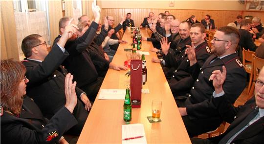 Einstimmig fällt der Beschluss, dem Vorschlag zur Auflösung der Nauener Ortswehr zuzustimmen. Foto: Hohaus