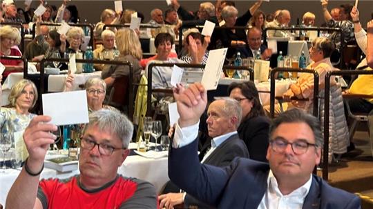 Einstimmig votieren die 300 Mitglieder der Volksbank Braunlage im Saal des Kurgastzentrums dafür, eine Dividende in Höhe von sechs Prozent je Genossenschaftsanteil zu zahlen.