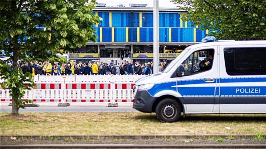 Eintracht Braunschweig hat zwei Fans Stadionverbote erteilt. (Archivfoto)