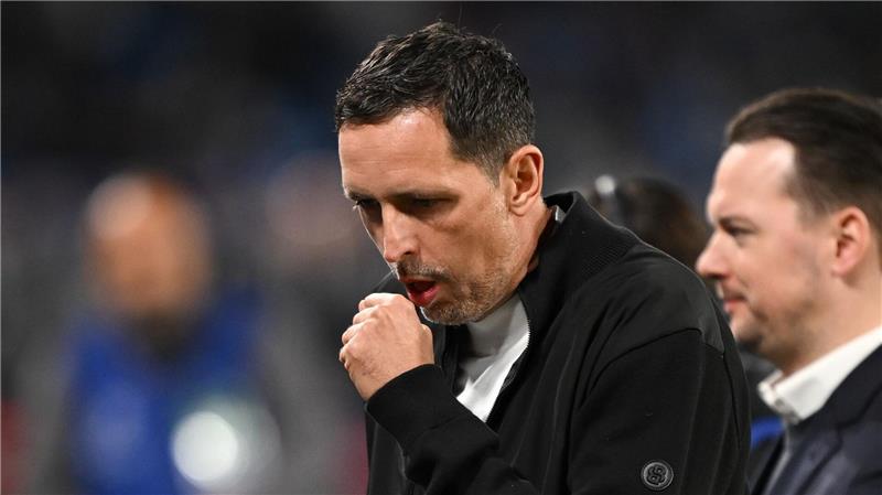 Ohne eigene Fans, ohne Tore: Frankfurt mit 0:0 in Neapel Eintracht-Coach Dino Toppmöller begleitete sein Team an der Seitenlinie, wirkte aber immer noch angeschlagen.