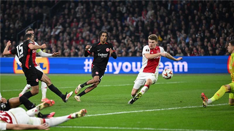 Eintracht Frankfurt darf auf den Einzug ins Viertelfinale der Europa League hoffen.