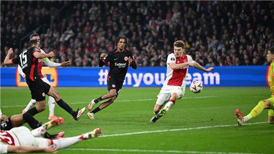 Eintracht Frankfurt darf auf den Einzug ins Viertelfinale der Europa League hoffen.