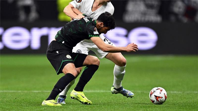 Nach Marmoush-Abgang: Frankfurt siegt in der Europa League Eintracht Frankfurt mit Arthur Theate (hinten) war gegen Ferencváros Budapest von Beginn an dominant, blieb in der ersten Hälfte aber ohne Torerfolg.