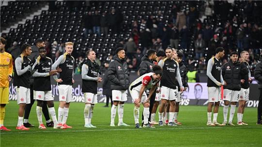 Eintracht Frankfurt muss voraussichtlich mehrere Wochen auf Nationalspieler Robin Koch verzichten.