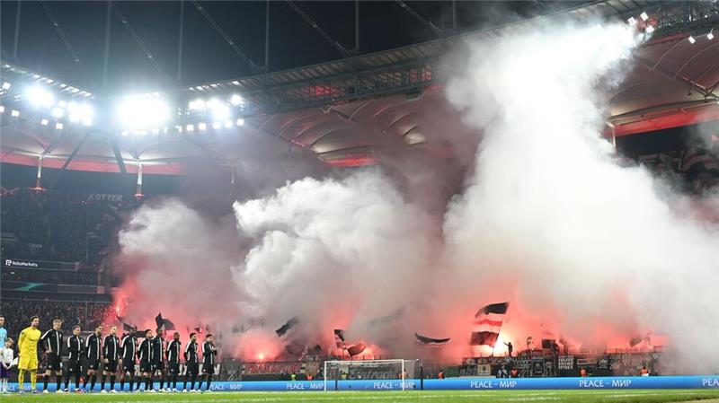Fan-Kritik an DFB-Strafen in zweistelliger Millionenhöhe Eintracht Frankfurt musste in der Vorsaison das meiste Geld an den DFB überweisen.