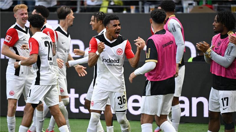 Eintracht Frankfurt um Doppelpacker Ansgar Knauff (M) dominierte RB Leipzig fast nach Belieben.