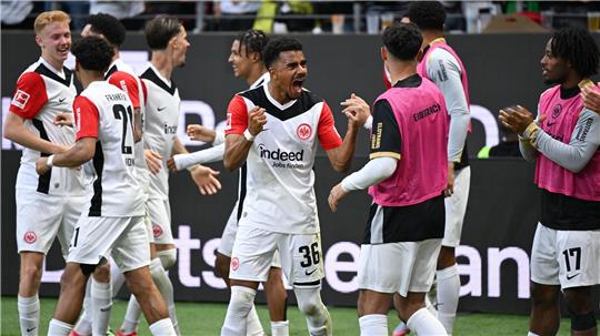 Eintracht Frankfurt um Doppelpacker Ansgar Knauff (M) dominierte RB Leipzig fast nach Belieben.
