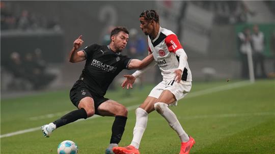 Eintracht Frankfurt um Hugo Ekitiké (r) musste im Pokalspiel gegen Borussia Mönchengladbach wegen eines frühen Platzverweises lange in Unterzahl spielen.