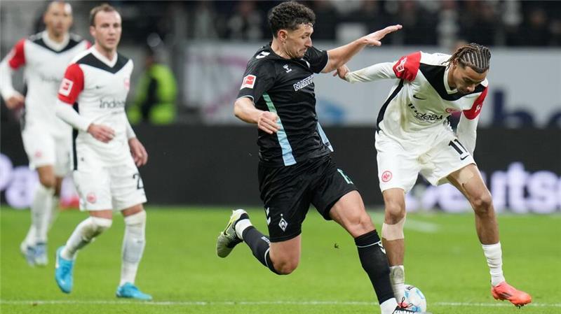 Jubilar Götze schießt Frankfurt zum Sieg gegen Bremen Eintracht Frankfurt um Hugo Ekitiké (r) und Werder Bremen um Milos Veljkovic (l) lieferten sich viele harte Zweikämpfe.