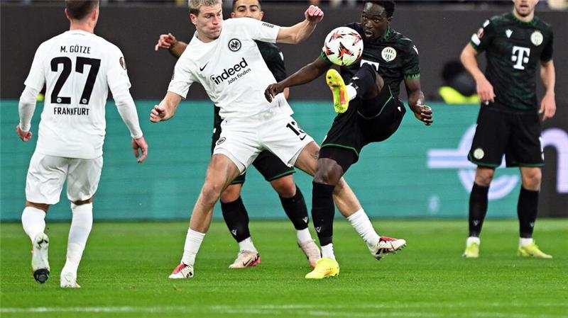 Nach Marmoush-Abgang: Frankfurt siegt in der Europa League Eintracht Frankfurt um Rasmus Kristensen (l) fehlte es in der ersten Hälfte an Genauigkeit im Abschluss.