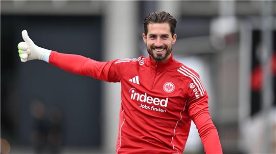 Eintracht Frankfurts Kevin Trapp soll im DFB-Pokal gegen den FV Engers trotz der Wechselgerüchte im Tor stehen.