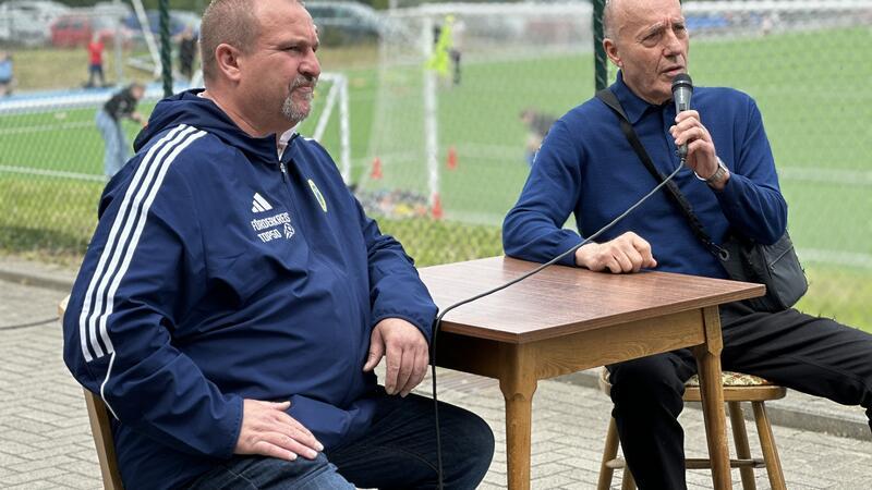 TSG Bad Harzburg feiert Sommerfest mit einem echten Fußballstar Eintracht-Legende Horst „Luffe“ Wolter (r.) plaudert mit Michael Bothe über seine Fußballkarriere.