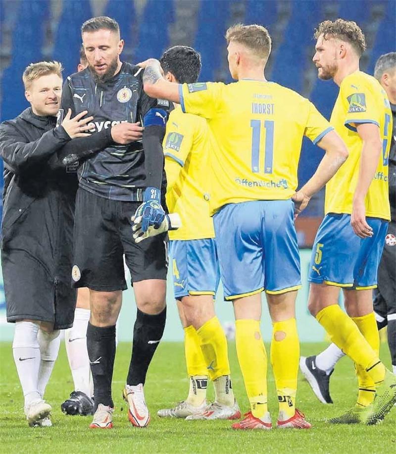 Eintracht-Torwart Jasmin Fejzic (Zweiter von links) im Kreis seiner Mitspieler nach derPartie gegen den 1. FC Kaiserslautern. Foto: Sebastian Priebe/regios24
