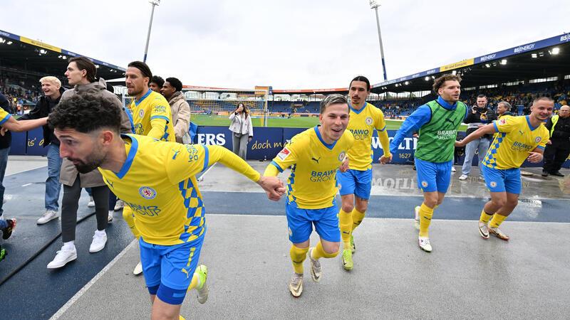 In Oker lassen sich auch Löwen anfassen Eintracht feiert im heimischen Stadion vor dem Zaun der Südtribüne. Am Sonntag in Oker sind die Spieler zum Anfassen nah.