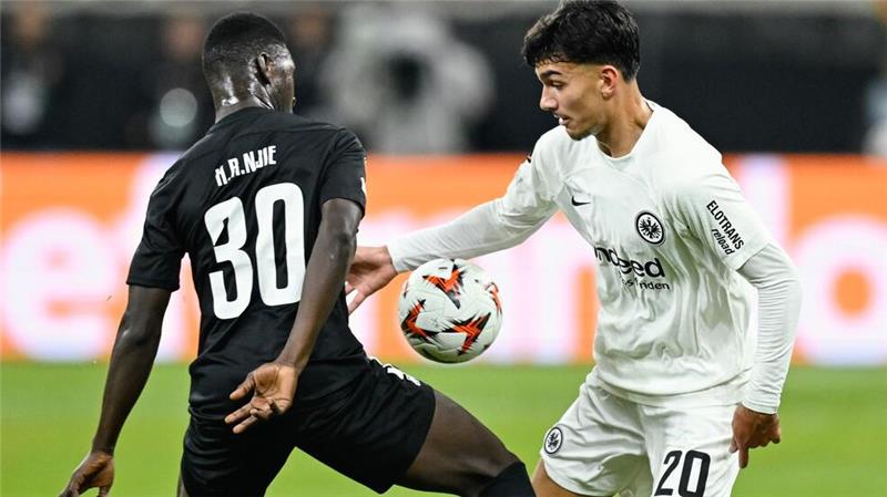 Dank Joker Larsson: Eintracht bezwingt Riga Eintrachts Can Uzun (r) blieb bei seinem Startelf-Debüt blass.