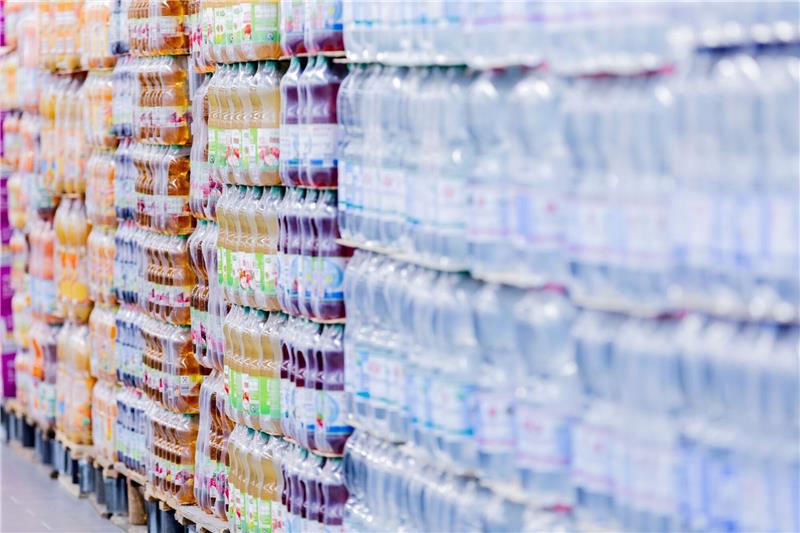 Umwelthilfe: Zu viel Verpackungsmüll in Supermärkten Einweg-Plastikflaschen in einem Supermark auf Paletten.