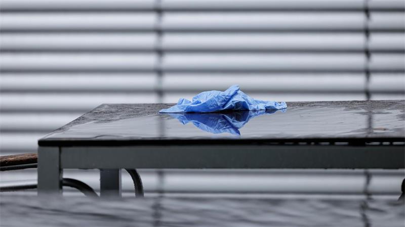 Einweghandschuhe liegen auf einem Tisch - Ermittler waren lange in der Einrichtung zugange.