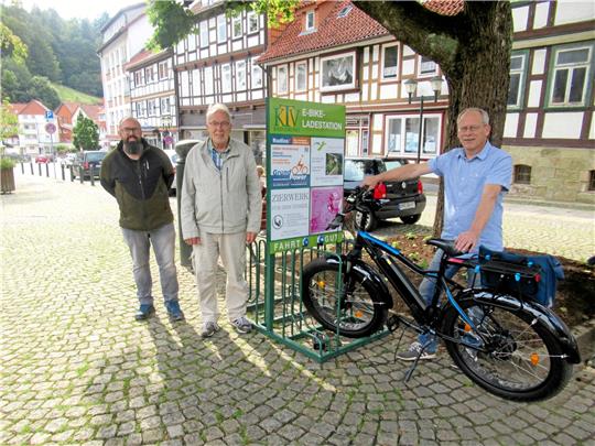 Einweihung der E-Bike-Ladestation v.l.n.r. Ortsbürgermeister Holger Diener, KTV-Vorsitzender Karl-Hermann Rotte und sein Stellvertreter Christian Karbach. Foto: Schwinger