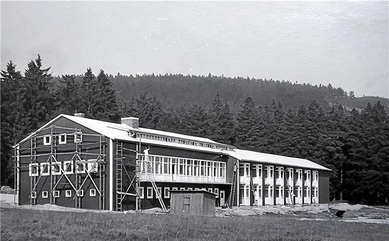 Seit 75 Jahren gibt es Bildungsarbeit auf Harzer Höhen Einweihung des ersten Gebäudes auf der Kälberwiese am Rehberg ist 1953. Im Laufe der Jahre kommen weitere Häuser hinzu, wird modernisiert und saniert. Auch der Verein „Sternwarte Sankt Andreasberg“ hat seine Anlaufstelle auf dem Gelände. Fotos: Privat, Potthast