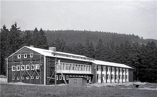 Einweihung des ersten Gebäudes auf der Kälberwiese am Rehberg ist 1953. Im Laufe der Jahre kommen weitere Häuser hinzu, wird modernisiert und saniert. Auch der Verein „Sternwarte Sankt Andreasberg“ hat seine Anlaufstelle auf dem Gelände. Fotos: Privat, Potthast