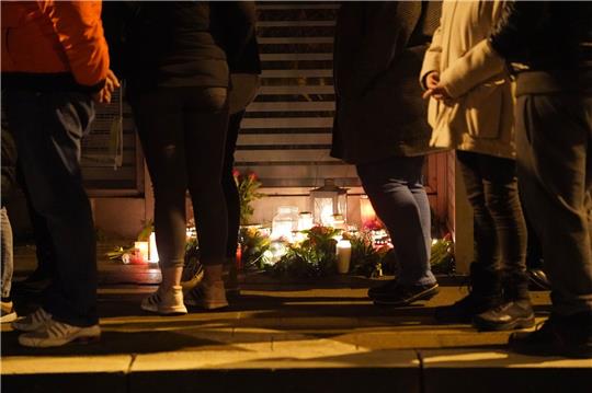 Einwohner der Kleinstadt Brokstedt gedenken der Opfer der Messerattacke im Bahnhof von Brokstedt.