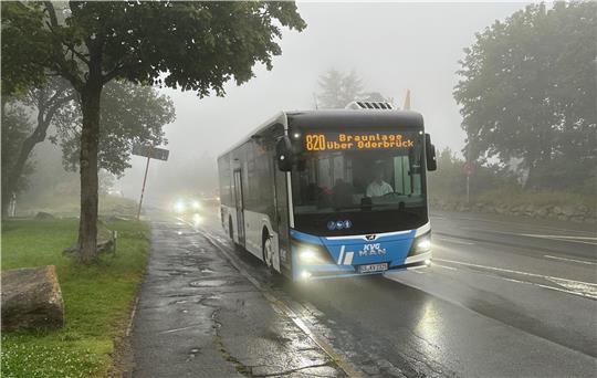 Ein Bus der Linie 820 ist unterwegs auf der Strecke zwischen Bad Harzburg und Braunlage.