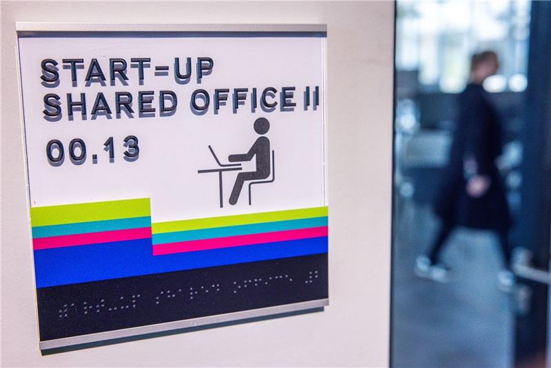 Vergleichsweise wenig Start-ups in der deutschen Autobranche Einzelarbeitsplätze in einem Gemeinschaftsbüro stehen in einbem Start-up- und Gründungszentrum für die Nutzer bereit.