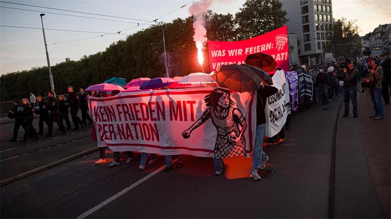Zwischen Party und Warnruf - Wie Bremen die Einheit feiert Einzelne zündeten Böller und Bengalos.