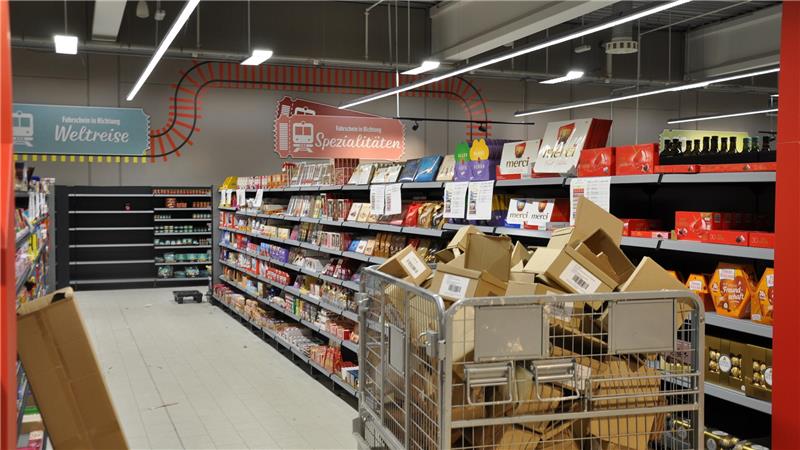 Einzug: Das neue Edeka-Center wird seit Montag mit Ware beliefert,